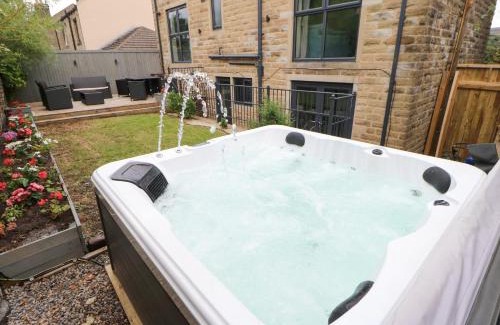 Meltham Casa | Vista Tasso