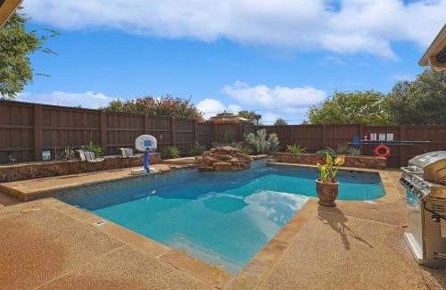 Lewisville Casa | Vista Valley Vacay 5-BD w Pool & Cinema