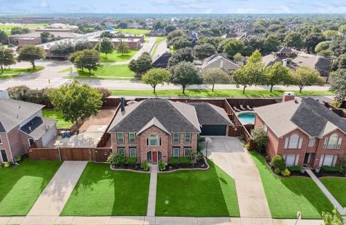 Lewisville Casa | Vista Valley Vacay 5-BD w Pool & Cinema