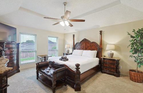 Lewisville Casa | Vista Valley Vacay 5-BD w Pool & Cinema