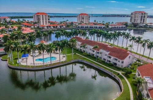 St. Petersburg Casa | Vista Verde W Light and Bright Golf Course Villa