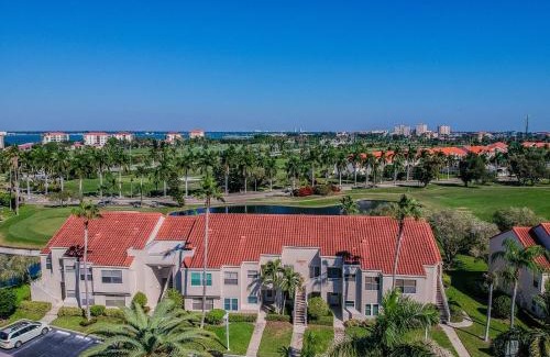 St. Petersburg Casa | Vista Verde W Light and Bright Golf Course Villa