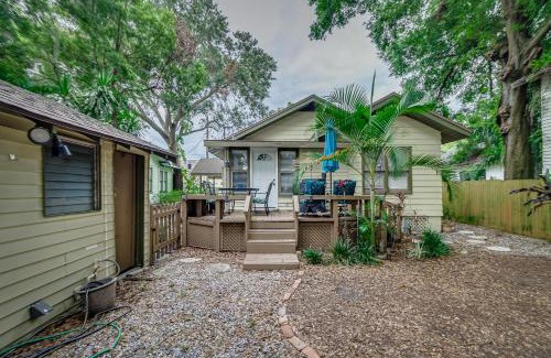 East Lake Morton Casa | Vistabula Historic Cottage - Walk to FSC & Downtown Lakeland
