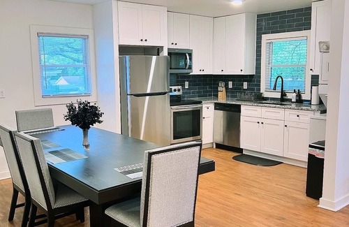 Collier Heights Casa | Visual Illusion themed 3-bedroom house near downtown Atlanta
