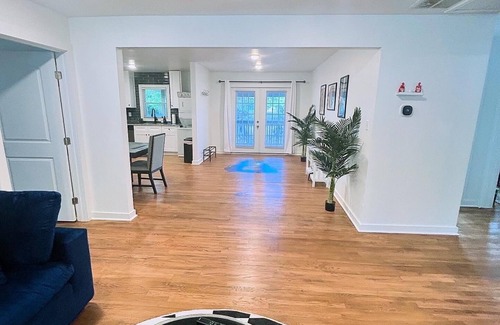 Collier Heights Casa | Visual Illusion themed 3-bedroom house near downtown Atlanta