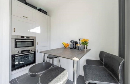 Southall Broadway Casa | Viti Levu House