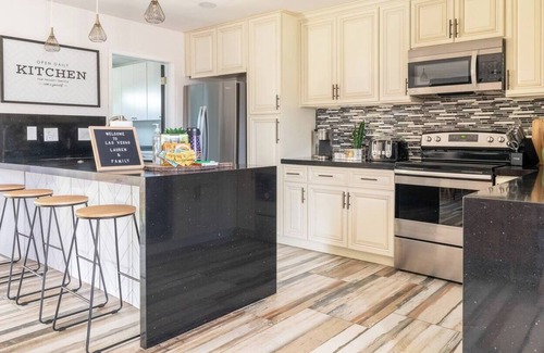 Rancho Oakey Casa | Viva Las Vegas Retreat in the Heart of Sin City!