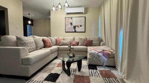 Arouca Apartamento | Vive Luxe Condo w Pool & 247 Security near Airport