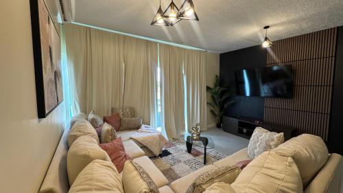 Arouca Apartamento | Vive Luxe Condo w Pool & 247 Security near Airport
