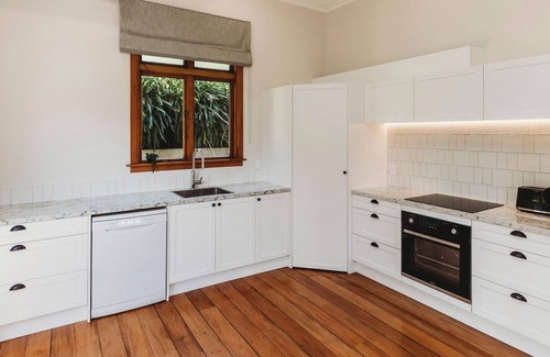 New Plymouth Cabaña | Vivian Cottage Central City