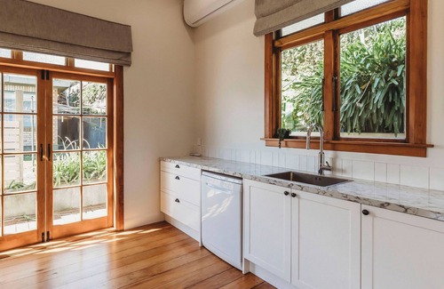 New Plymouth Cabaña | Vivian Cottage Central City