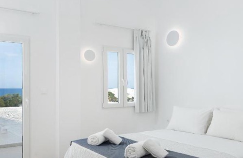 Kamari Hotel | VOCA HOTEL & SUITES