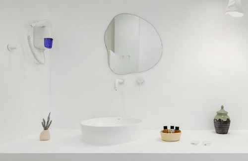 Kamari Hotel | VOCA HOTEL & SUITES