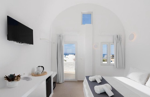 Kamari Hotel | VOCA HOTEL & SUITES