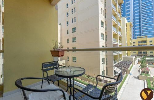 The Greens Apartamento | Vogue Modern One-Bedroom Apartment in The Greens by Emaar with balcony