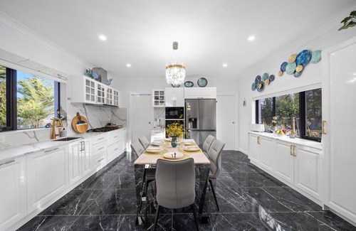 Katoomba Casa | Voice controlled Smart house with 6-person spa and outdoor dining. Pet friendly.