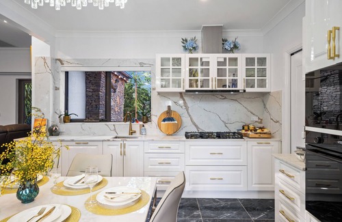 Katoomba Casa | Voice controlled Smart house with 6-person spa and outdoor dining. Pet friendly.