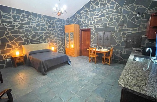 Las Rosas Casa | Cabaña de piedra volcánica