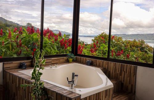 El Fósforo Apartamento | Volcano & Lake View Oasis with Scenic Tub