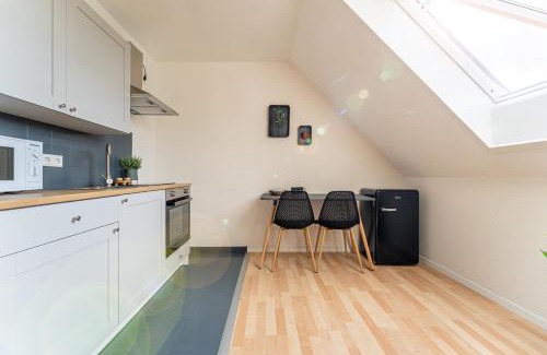 Cottbus Apartamento | Vollausgtesttattes modernes Studio,nahe BTU,Netflix,kostenloser TIEFGARAGENSTELLPlatz
