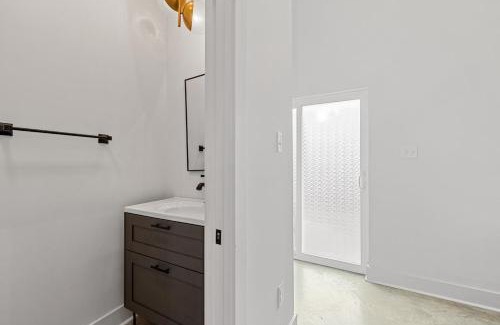 Lafayette Apartamento | Voodoo House KING Bed Garage Fast WiFi 65 Tv