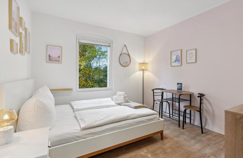 Eichwalde Apartamento | Vorstadtoase für 2 - Netflix, Parkplatz, Nähe BER, Queensize-Bett