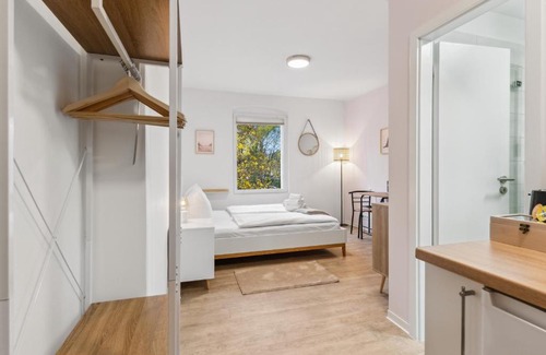Eichwalde Apartamento | Vorstadtoase für 2 - Netflix, Parkplatz, Nähe BER, Queensize-Bett