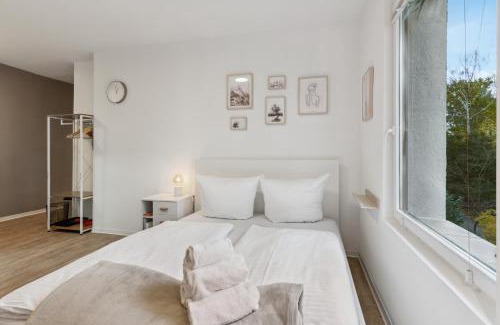 Eichwalde Apartamento | Vorstadtoase für 2 - Netflix, Parkplatz, Nähe BER, Queensize-Bett