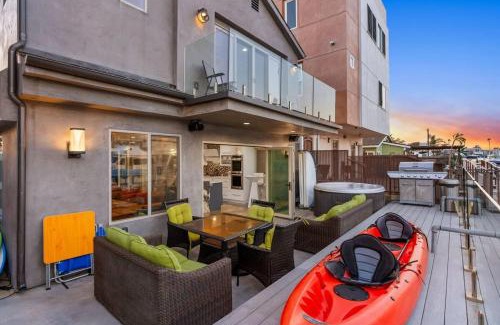 Sunset Beach Casa | Voted Airbnb Most Loved Home 2024 Duffy Boat