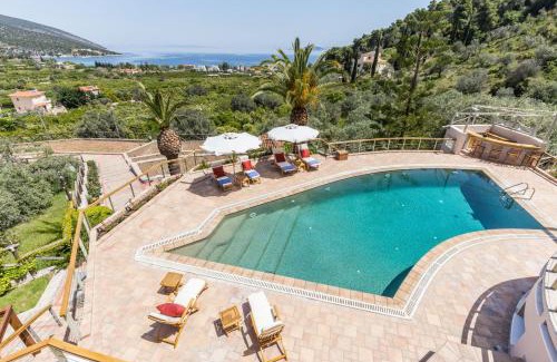 Melissopetra Apartamento | Voukamvilia Junior Suite in Epidavros Shared Pool