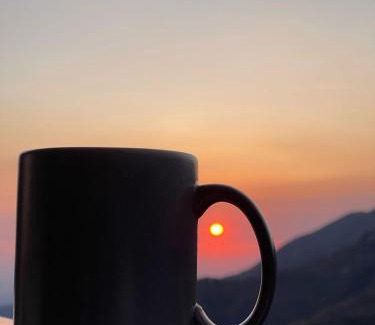 Mussoorie Cama Y Desayuno | Voyager's Cottage - 05 Mins from Mall Road # Own Parking # Mountain View Rooms