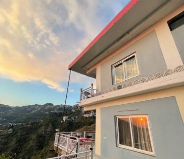 Mussoorie Cama Y Desayuno | Voyager's Cottage - 05 Mins from Mall Road # Own Parking # Mountain View Rooms