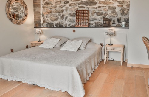 Saint-Laurent-du-Pape Apartamento | Vrbo Property