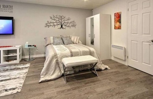 La Haute-Saint-Charles Apartamento | Vrbo Property