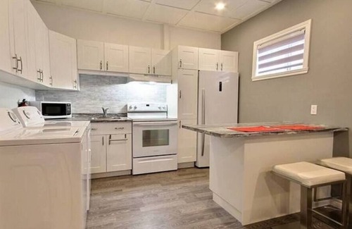 La Haute-Saint-Charles Apartamento | Vrbo Property