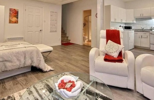 La Haute-Saint-Charles Apartamento | Vrbo Property