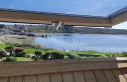 Crozon Cama Y Desayuno | vue mer de l'autre coté du jardin