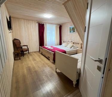 Polyanytsya Cabina | VULYK z MEDOM