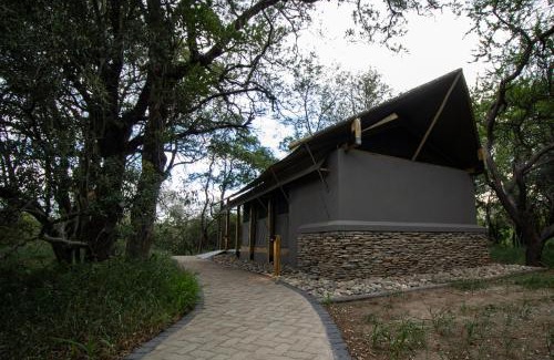 Thorny Bush Game Reserve Cabina | Vuyani Safari Lodge