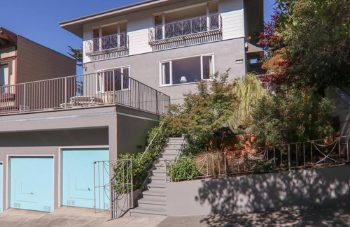 Mission District Apartamento | W/ outdoor space and private entry, the home is an ideal self-contained shelter.