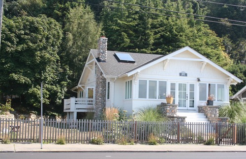 West Seattle Casa | W. Seattle Beach Hideout. Relaxing, Private, wifi. Msg host for 30 day special!