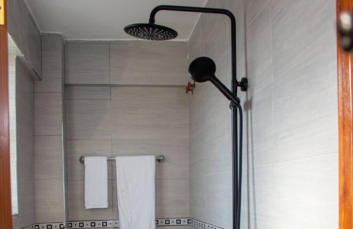 Biashara Hotel | WAFFLES SUITES