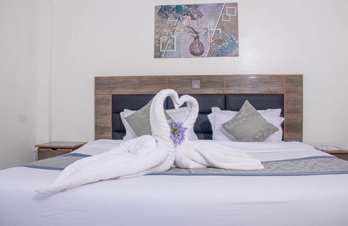 Biashara Hotel | WAFFLES SUITES