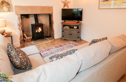 Middleton Cabaña | WAGS COTTAGE, family friendly, with open fire in Wirksworth