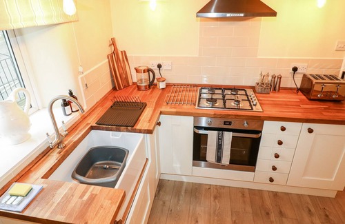 Middleton Cabaña | WAGS COTTAGE, family friendly, with open fire in Wirksworth