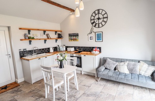Sandilands Cabaña | WAGTAIL COTTAGE, pet friendly, with a garden in Sutton-On-Sea