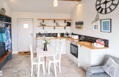Sandilands Cabaña | WAGTAIL COTTAGE, pet friendly, with a garden in Sutton-On-Sea