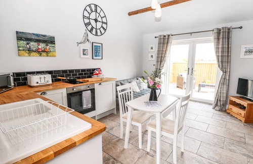 Sandilands Cabaña | WAGTAIL COTTAGE, pet friendly, with a garden in Sutton-On-Sea