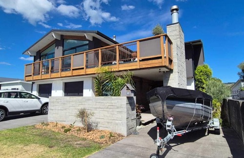 Waihi Beach Casa | Waihi Beach Wowzer: Spacious & Stylish Retreat with Sea Views & beach proximity!