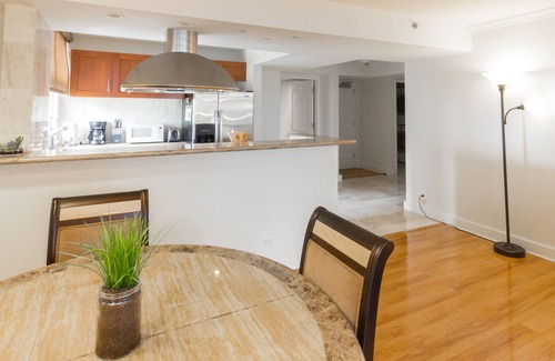 Waikiki Condominio | ¡Waikiki Suite de 2 dormitorios en piso alto!